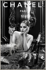 Indrammet vægmaleri Lady Drinking Champagne 80x120 cm by L.C Wholesaler