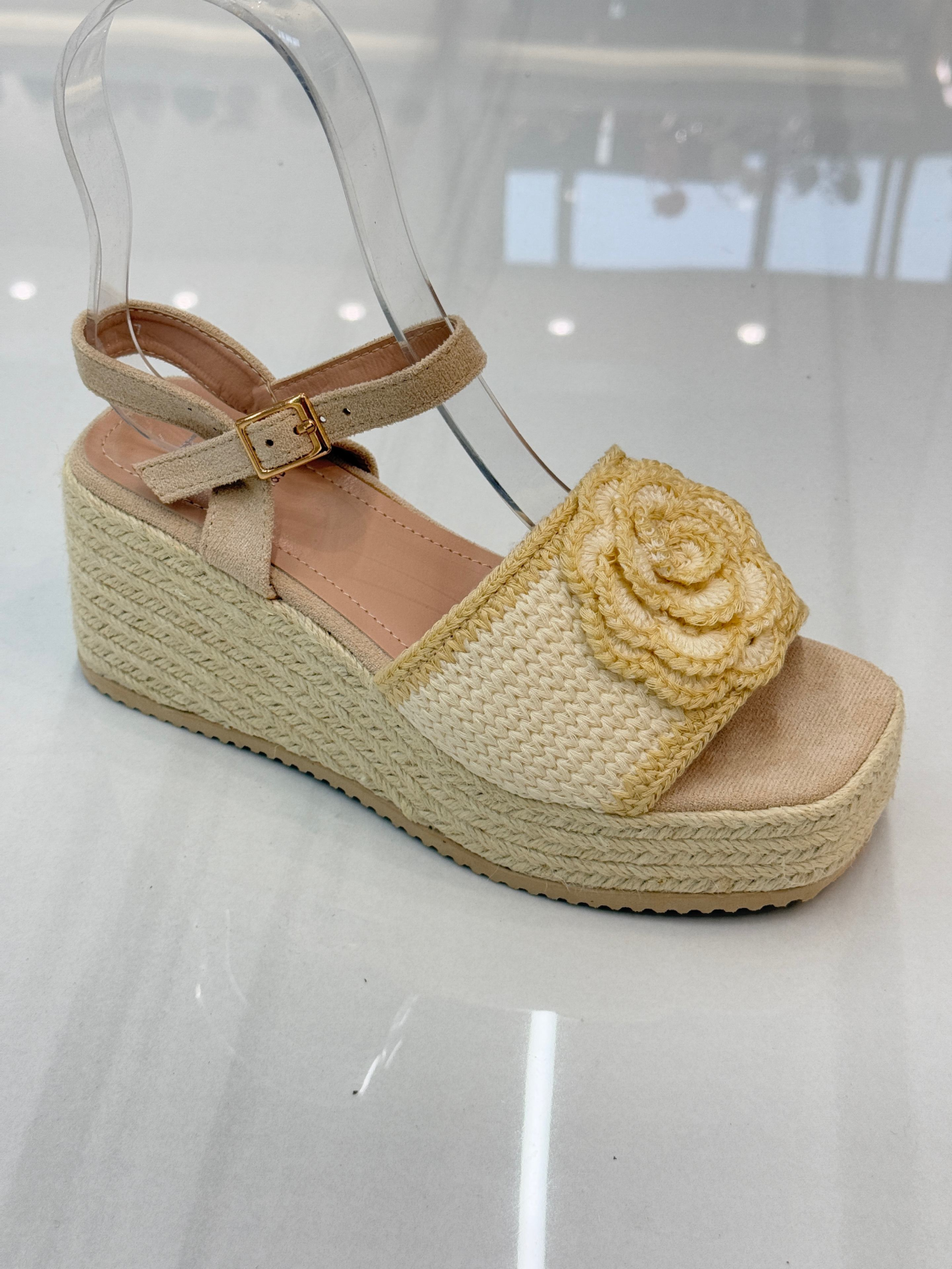 Kilehæl sandaler med hæklet rose by Gioa