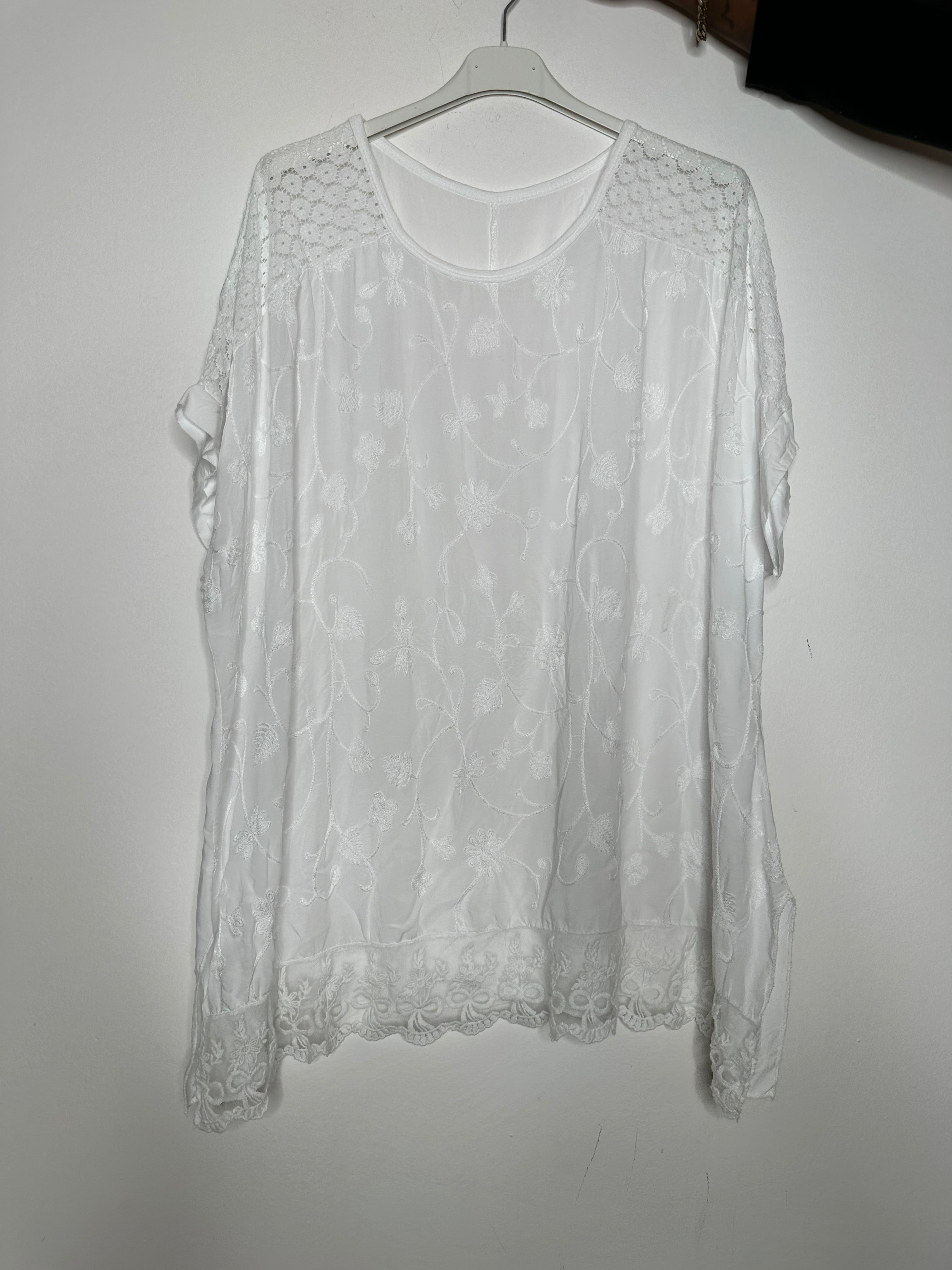 Blonde T-shirt med bord - ITJULI25 by Miss Chiara