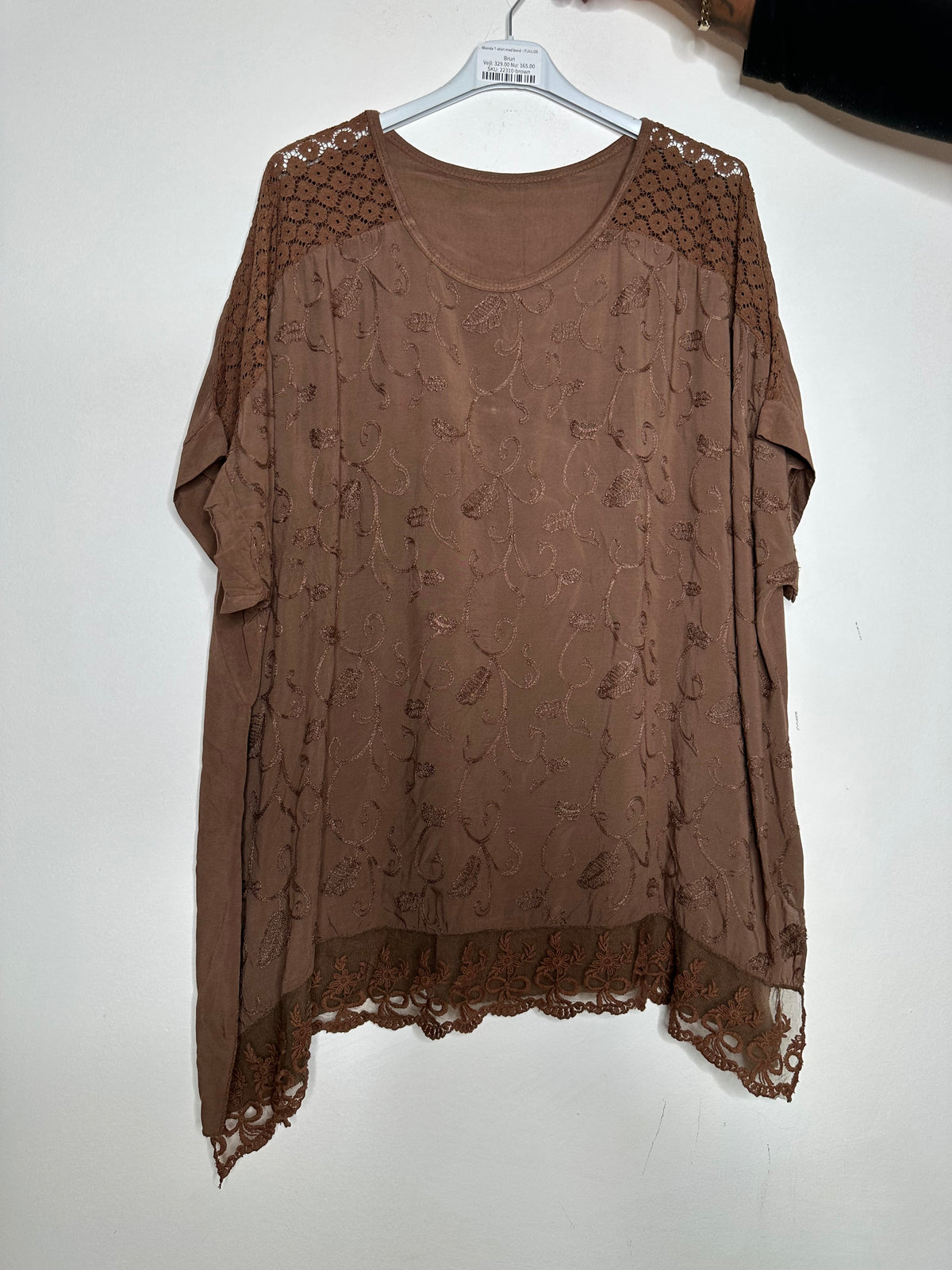 Blonde T-shirt med bord - ITJULI25 by Miss Chiara