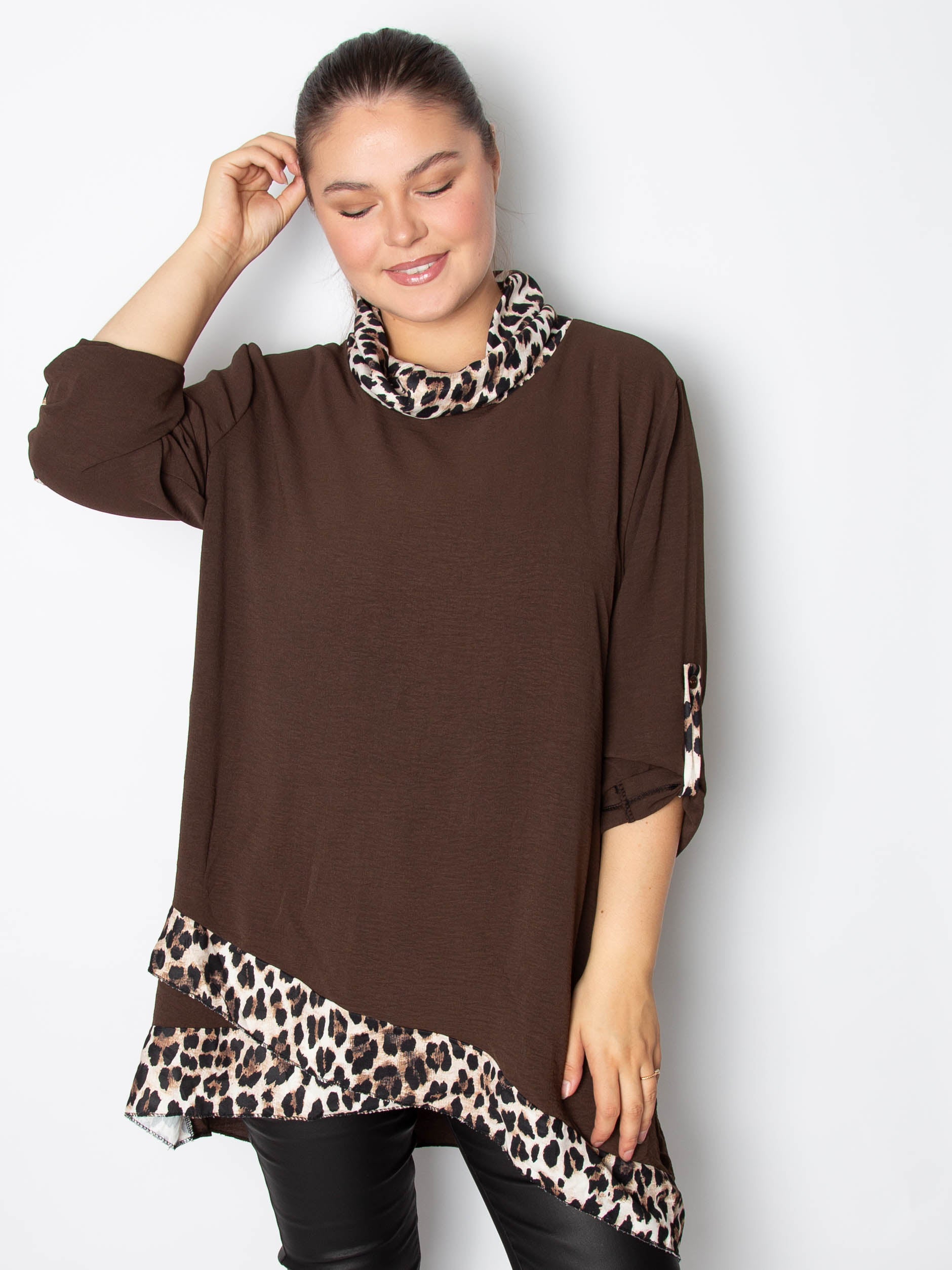 Asymmetisk bluse med leopard print