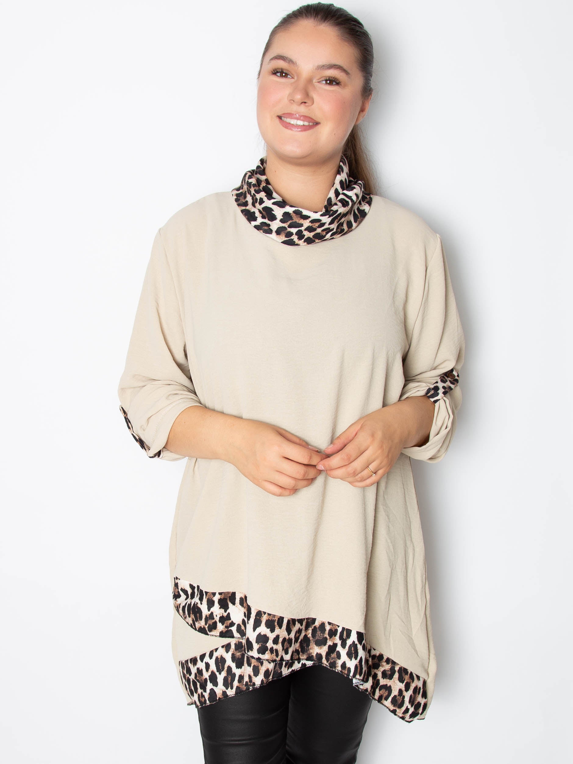 Asymmetisk bluse med leopard print