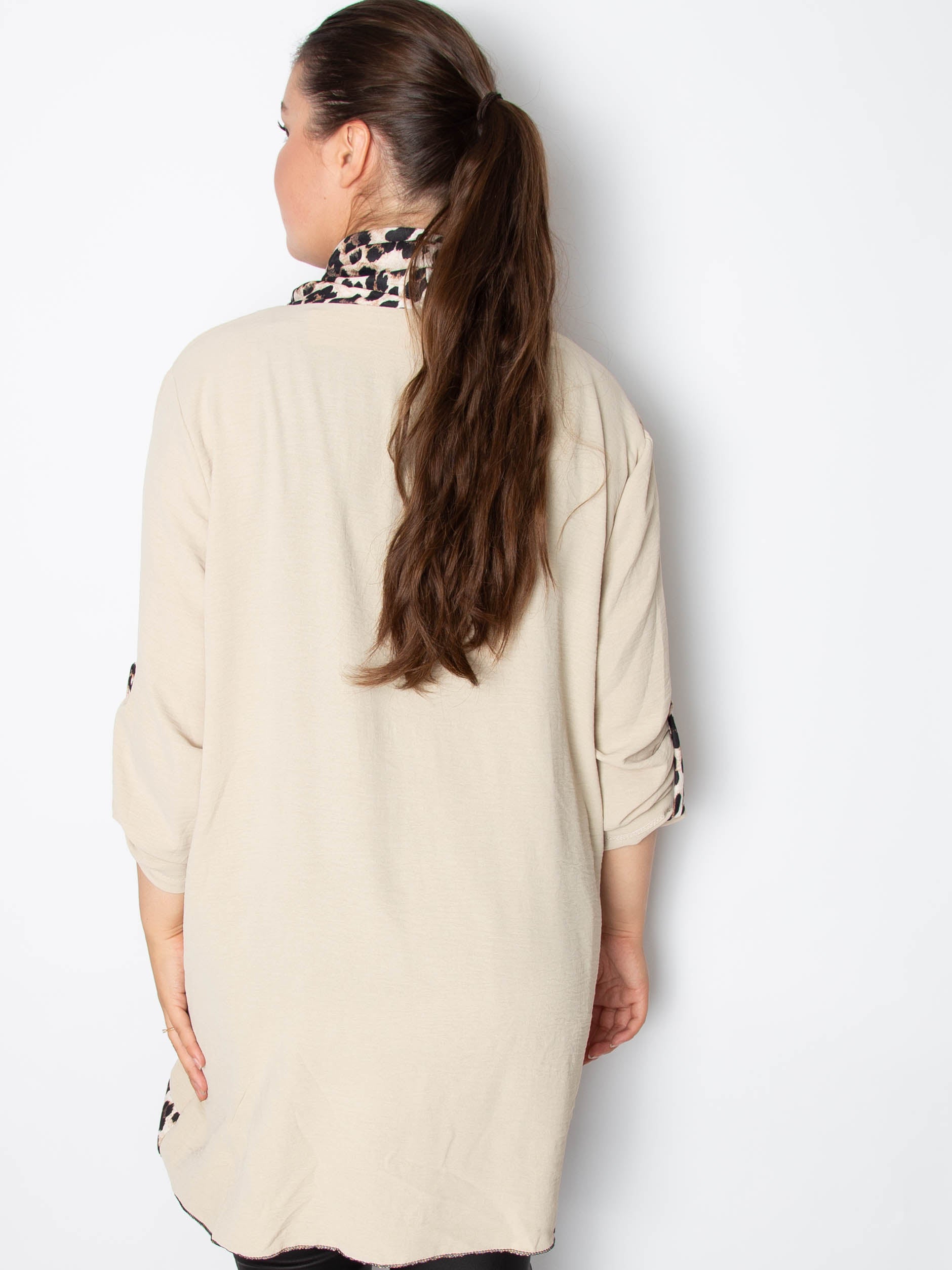 Asymmetisk bluse med leopard print