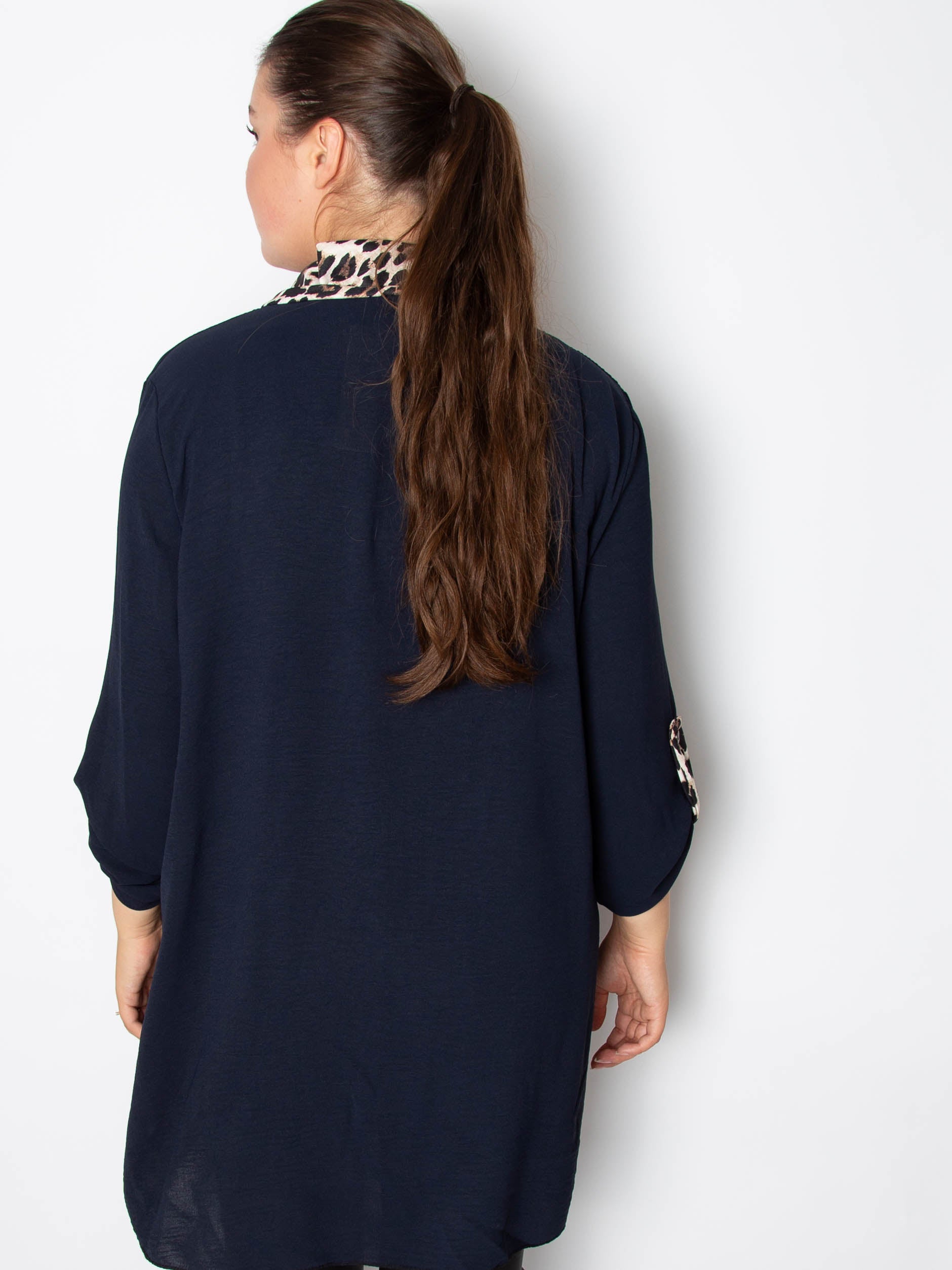 Asymmetisk bluse med leopard print