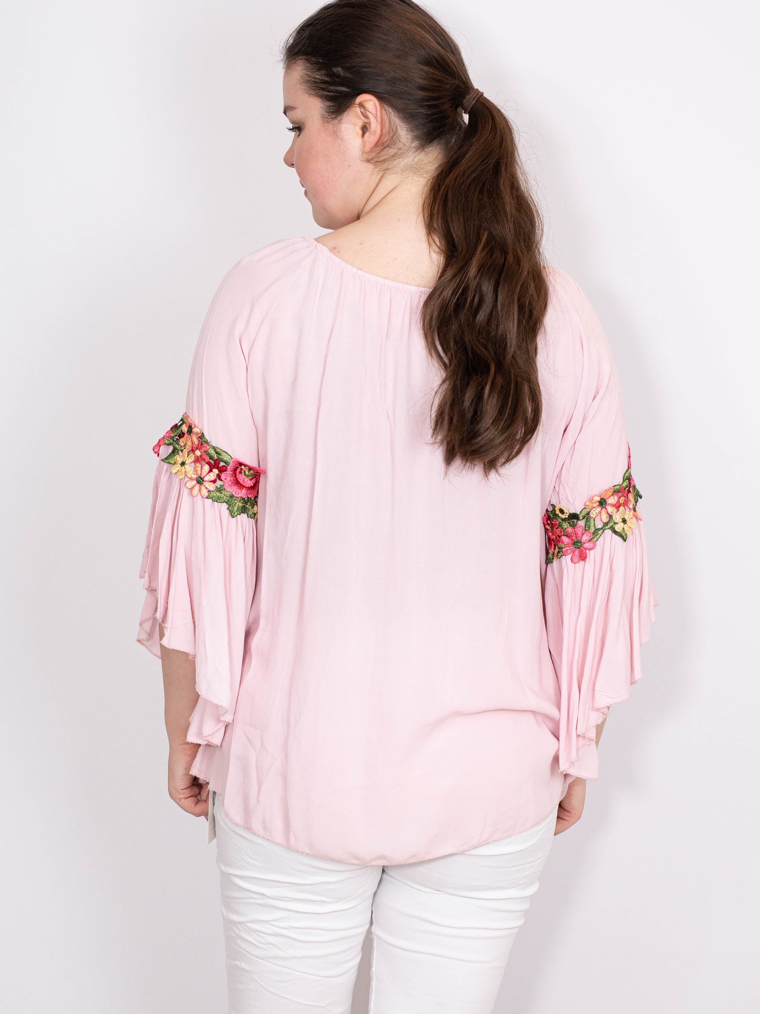 Bluse med blomster broderi - Brystmål 120cm