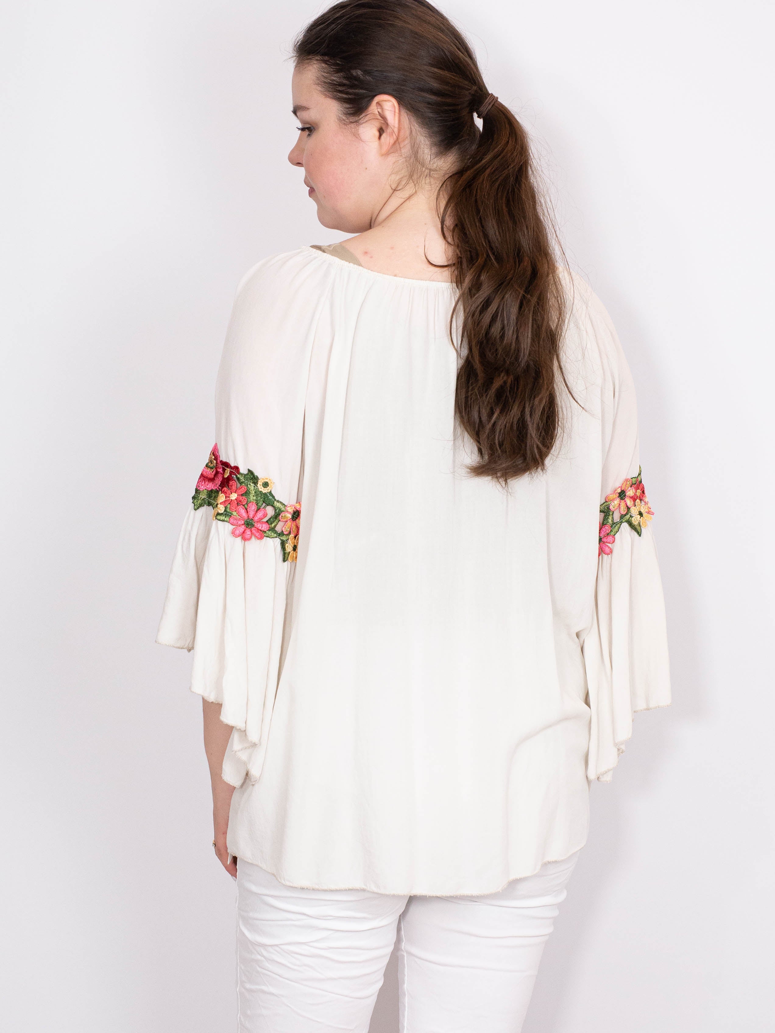 Bluse med blomster broderi - Brystmål 120cm