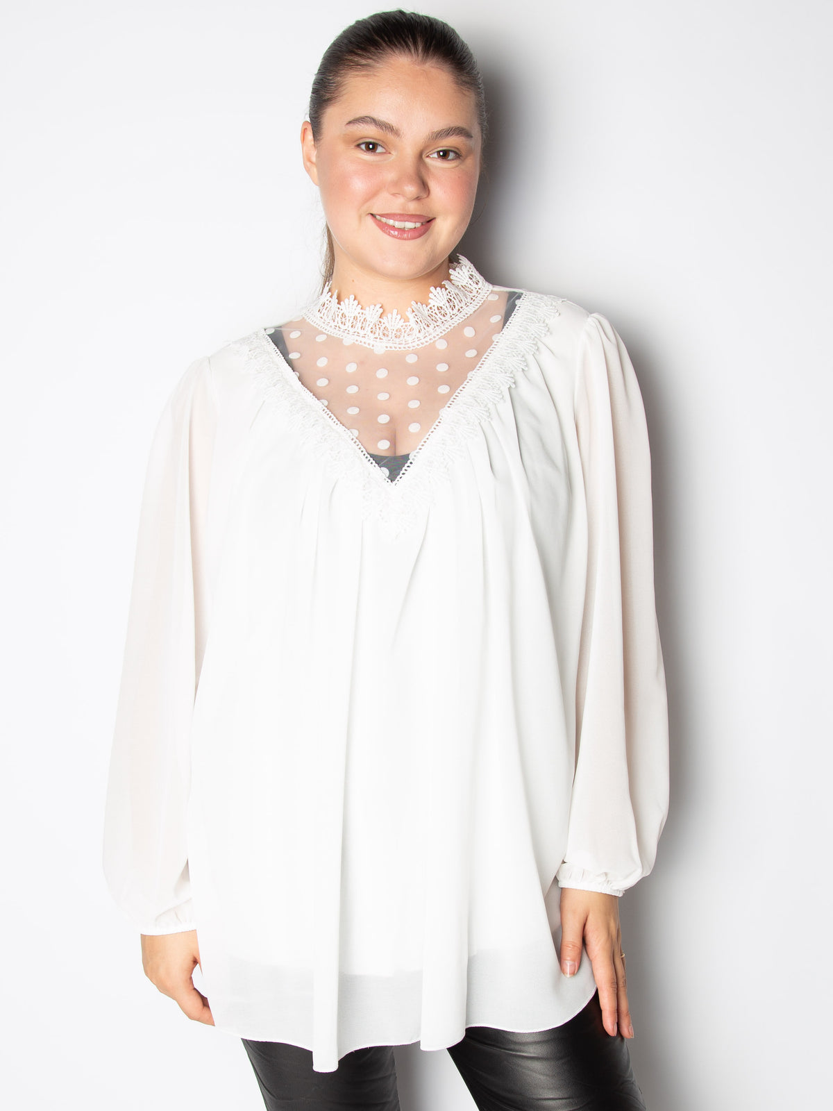 Bluse med mesh polkaprikket - ITSEP24