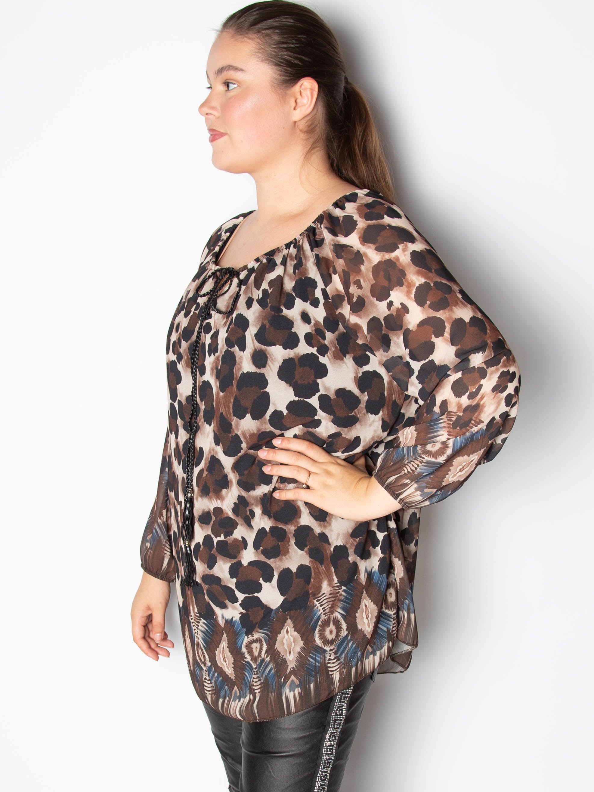 Chiffonbluse med leoprint - ITSEP24