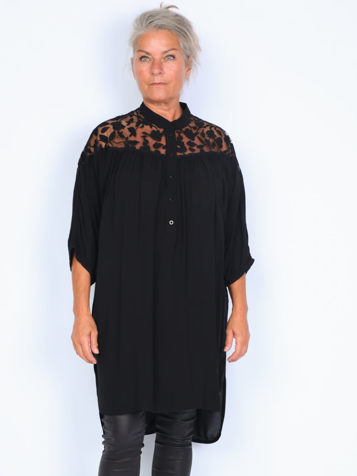 Que tunic with short sleeves and floral pieces